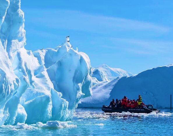 kumble_kavita's tweet photo. #HappyRepublicDay2021 When you travelled to the end of the world and hoisted your tricolour with pride there on the Seventh Continent... Jai Hind ! Let's be Indian firstly and lastly. .#antarctica #seventhcontinent #republicdayindia #repulicday https://t.co/jG40fR9mYN