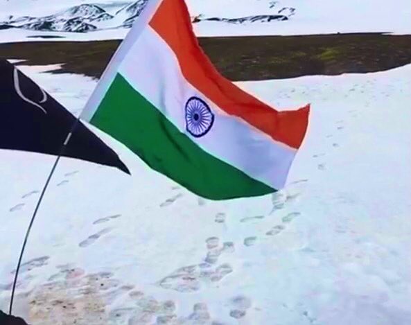 kumble_kavita's tweet photo. #HappyRepublicDay2021 When you travelled to the end of the world and hoisted your tricolour with pride there on the Seventh Continent... Jai Hind ! Let's be Indian firstly and lastly. .#antarctica #seventhcontinent #republicdayindia #repulicday https://t.co/jG40fR9mYN