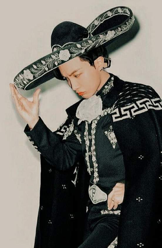 Gukiemida's tweet photo. Hoseok mariachi lo necesito en mi vida. https://t.co/Bn4eQ7NONG