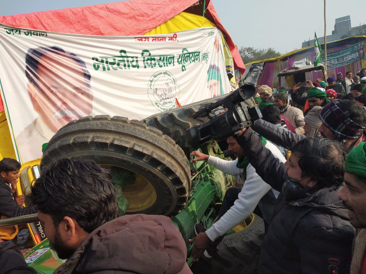 BefittingFacts's tweet photo. रुझान आने शुरू हुए, show off ke chakkar mei Tractor ulta😂😂😂 https://t.co/YzyQuyNWES