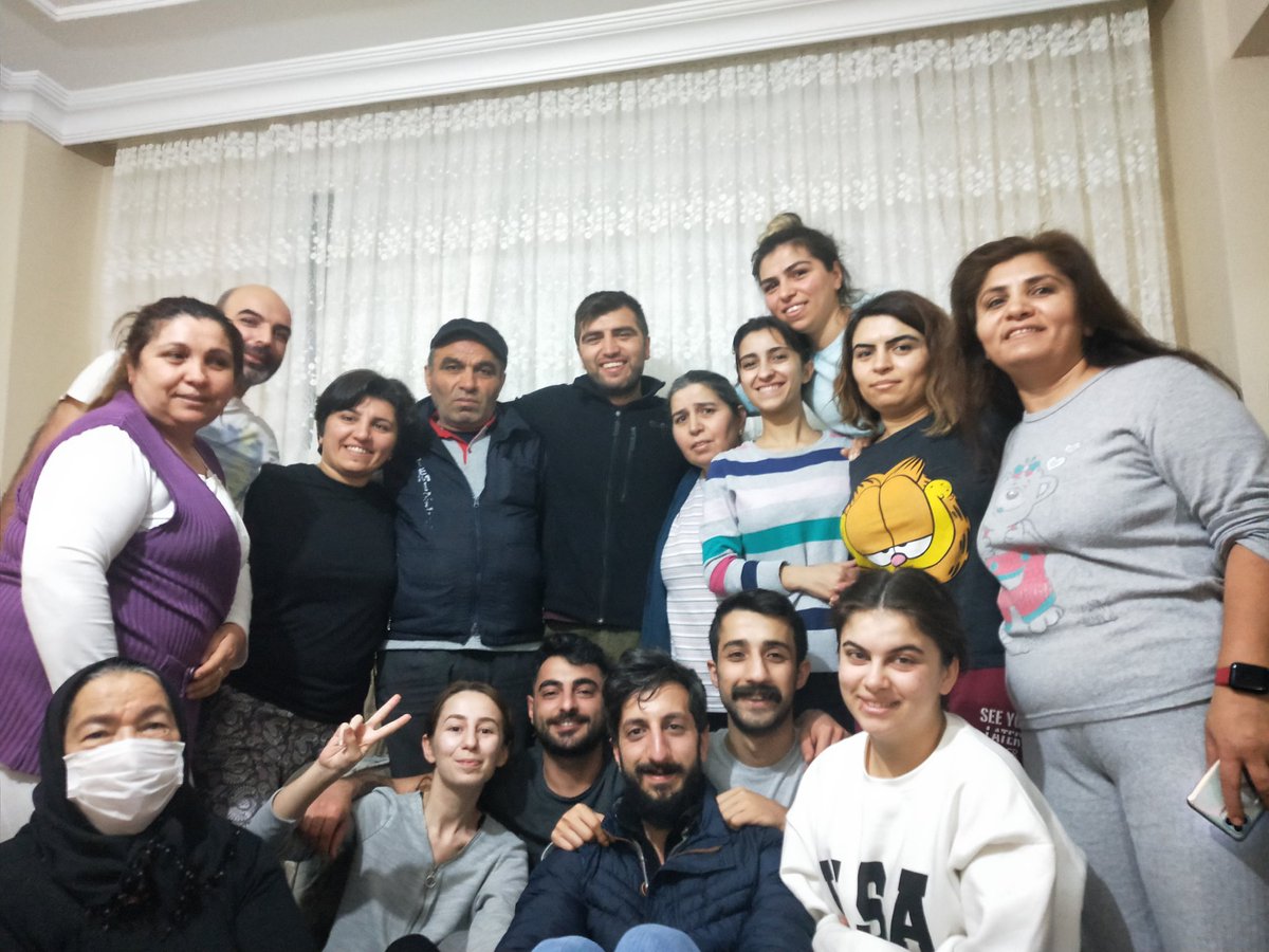 5 gün önce devlet tarafından kaçırılan Gökhan, şuan ailesinin evinde.

Gökhan'ın aile, arkadaşları ve yoldaşları 5 gündür verdiği mücadele ile Gökhan'ı o kirli ellerinizden aldı.

Size bir kişiyi daha kaybettirmeyeceğiz!

#SizKaçırdınızBizAldık