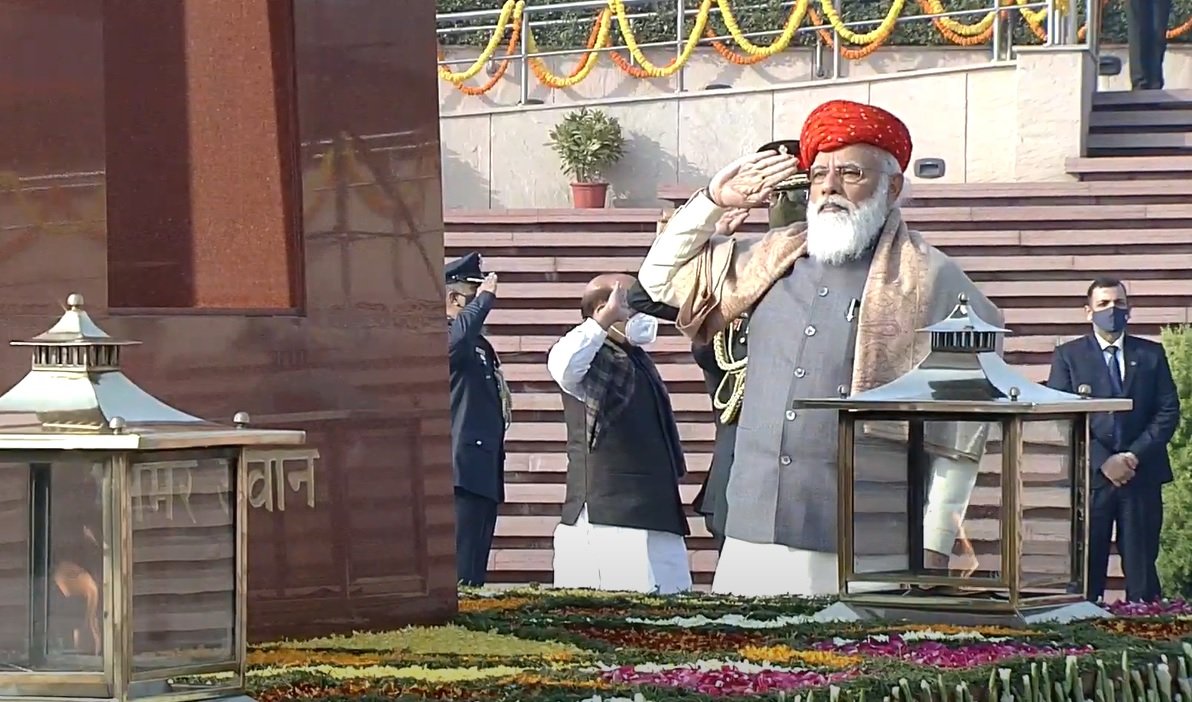 गणतंत्र दिवस के मौके पर इस बार पीएम <a href="/narendramodi/">Narendra Modi</a> ने सर पर अपने गृह प्रदेश गुजरात के जामनगर की खास पगड़ी पहनी है। इस तरह की एक पगड़ी पहले जाम परिवार की तरफ से भेंट की गई थी। जाम रंजीत और दलीपसिंह नवानगर  रियासत से थे, जिसका मुख्यालय था जामनगर! इनके नाम पर क्रिकेट ट्रॉफियां हैं!