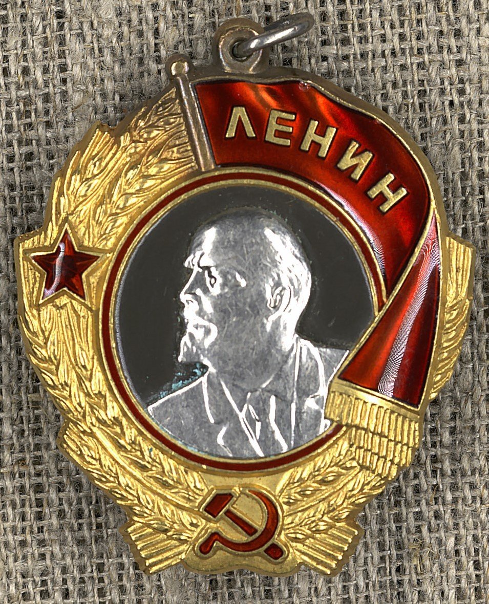 Kirmuseum's tweet photo. 26 января 1945 года за выдающиеся заслуги Ленинграда перед Родиной, за мужество и героизм, проявленные в борьбе с немецкими захватчиками в условиях вражеской блокады, город на Неве награжден орденом Ленина
#коллекции@kirmuseum
©Кирилло-Белозерский музей-заповедник https://t.co/D8TDlNyiRK