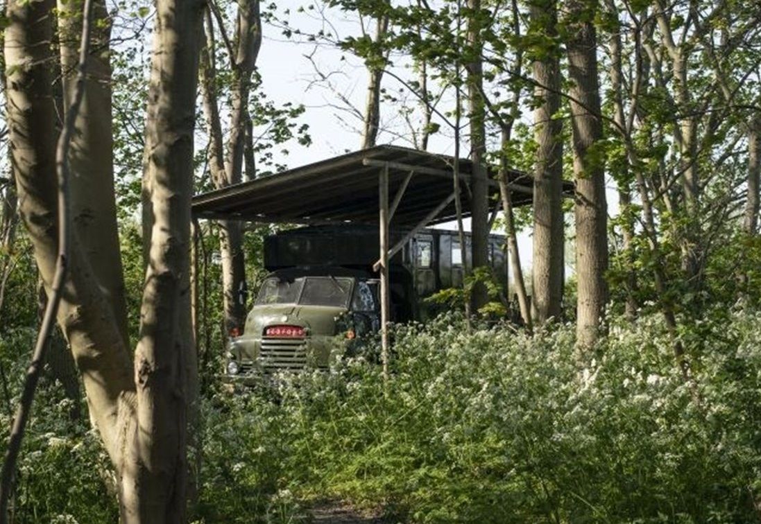 Origineel overnachten in een communicatie-voertuig van het Engelse leger uit 1967. De truck staat op het einde van een perceel in het bos, grenzend aan een paardenwei.
- bit.ly/communicatievo… #origineelovernachten