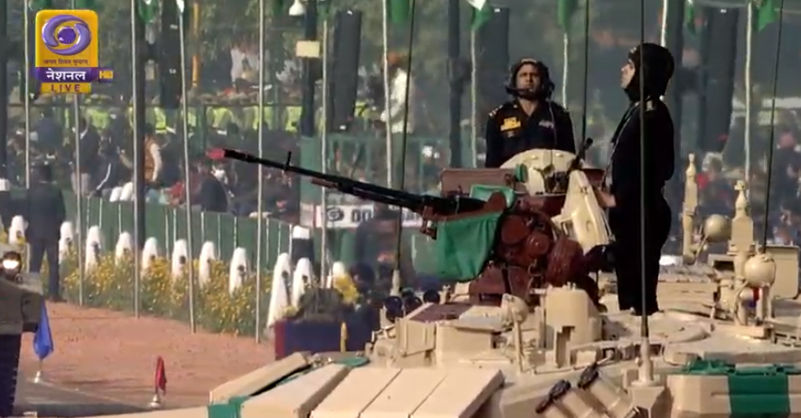 ANI's tweet photo. #RepublicDay: The main battle tank of the Indian Army, T- 90 Bhishma, which is commanded by Captain Karanveer Singh Bhangu of 54 Armoured Regiment goes past the saluting dais https://t.co/yNoifXRy5d