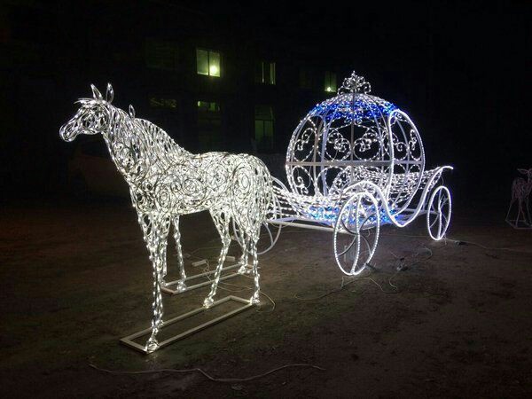 День збирає уламки свята і знімає гірлянди пізні.Прибирає сумні тротуари від обгорток яскравих різних. Дощик, зірваний із ялинки, утікає собі за вітром, довго буде на гілці висіти, і пригадувать зиму в квітні.Непомітно свята минають.Малюки у дитсад неохоче за батьками перебирають
