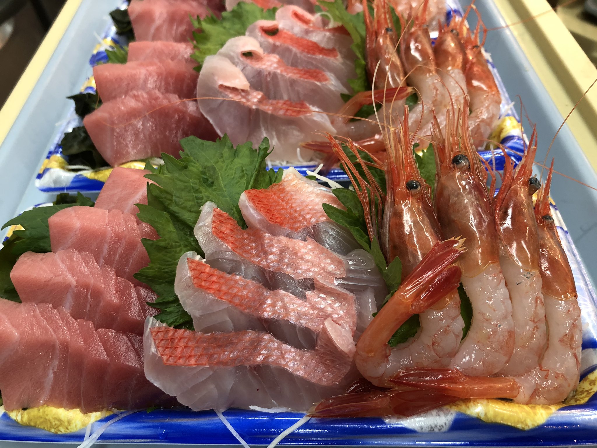 魚市 二子新地鮮魚店 魚市です おはようございます 本日のおすすめ お刺身3種盛り 980円 本マグロ 金目鯛 甘エビ 三重産とこぶし あんこう鍋セット 北方四島産塩水うに 激安 殻付真牡蠣 8ヶ980円 北海道産生ボタンエビ刺身 生本マグロ 魚市 二子新地鮮魚店 魚市です おはようございます 本日のおすすめ お刺身3種盛り 980円 本マグロ 金目鯛 甘エビ 三重産とこぶし あんこう鍋セット 北方四島産塩水うに 激安 殻付真牡蠣 8ヶ980円 北海道産生ボタンエビ刺身 生本マグロ
