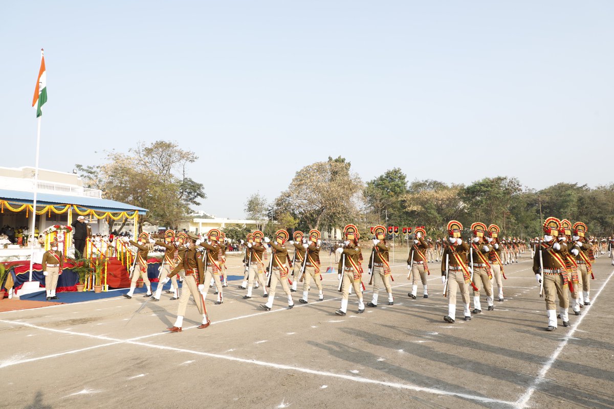 SCRailwayIndia's tweet photo. #SCRRPF Railway Protection Force #Contingents presented Guard of Honour to General Manager, SCR and March Past on the eve of 72nd Republic Day at Railway Sports Complex, Secunderabad. #Tricolour #72ndRepublicDay @RailMinIndia @PiyushGoyal https://t.co/fxqGgXANTL