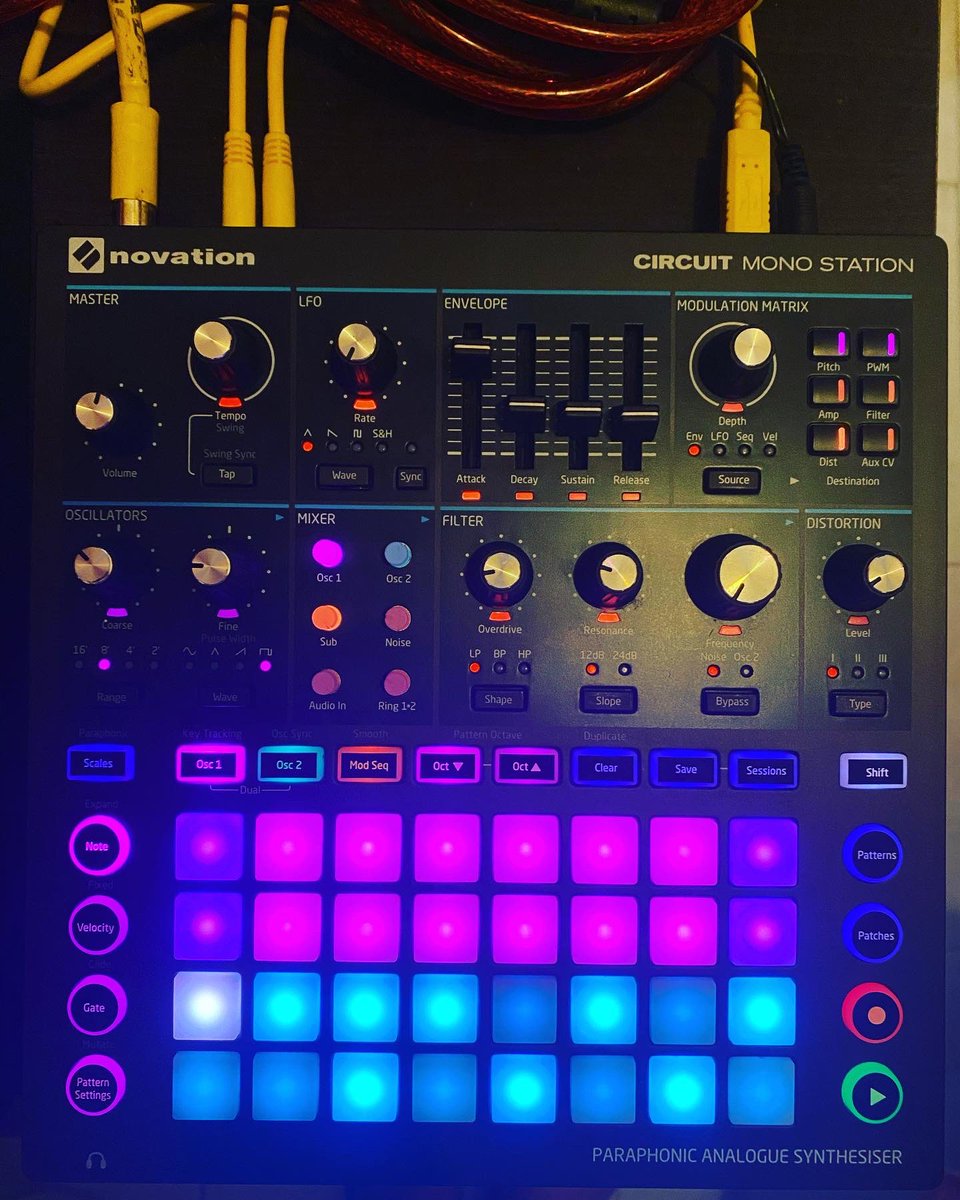 vmorettii's tweet image. uno de los sintes que últimamente he utilizado para mis líneas de bajo, me sigue sorprendiendo cada vez que lo uso 🎹⚡️✨ #novation Circuit Mono Station 💕 #synthesizer #analoguesynth #synth #musicmaker  #wearenovation @WeAreNovation