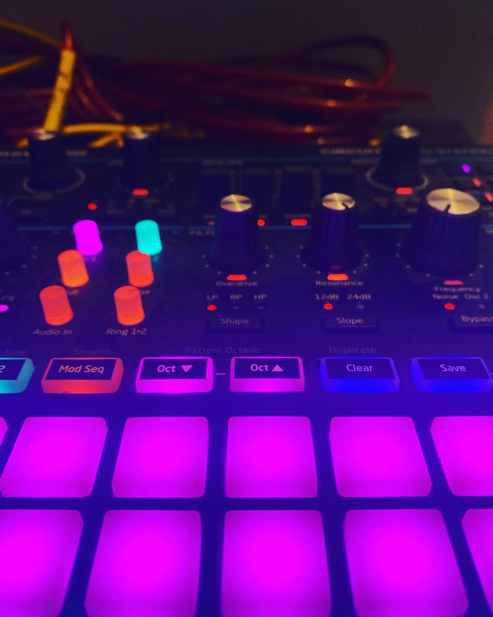 vmorettii's tweet image. uno de los sintes que últimamente he utilizado para mis líneas de bajo, me sigue sorprendiendo cada vez que lo uso 🎹⚡️✨ #novation Circuit Mono Station 💕 #synthesizer #analoguesynth #synth #musicmaker  #wearenovation @WeAreNovation