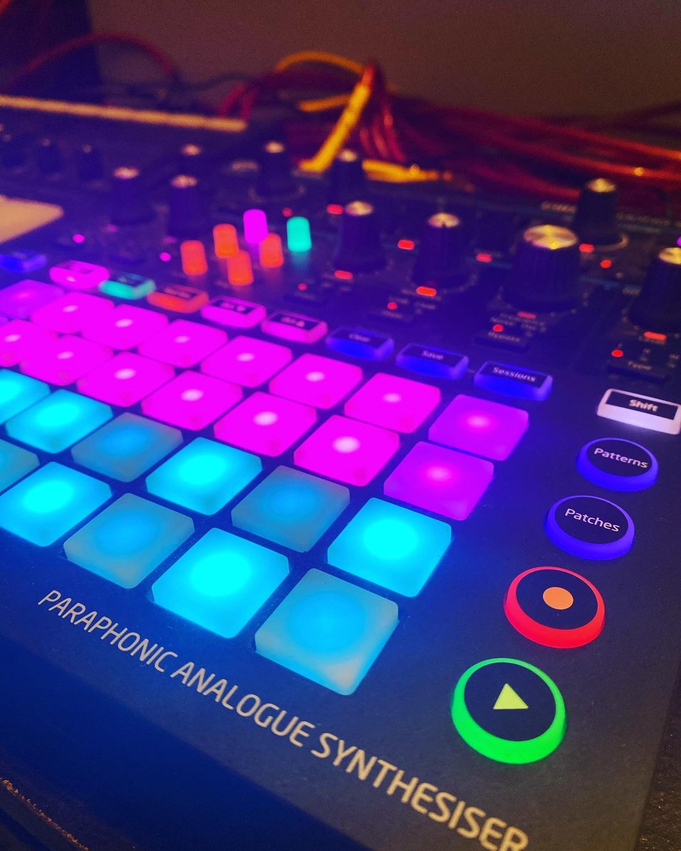 vmorettii's tweet image. uno de los sintes que últimamente he utilizado para mis líneas de bajo, me sigue sorprendiendo cada vez que lo uso 🎹⚡️✨ #novation Circuit Mono Station 💕 #synthesizer #analoguesynth #synth #musicmaker  #wearenovation @WeAreNovation