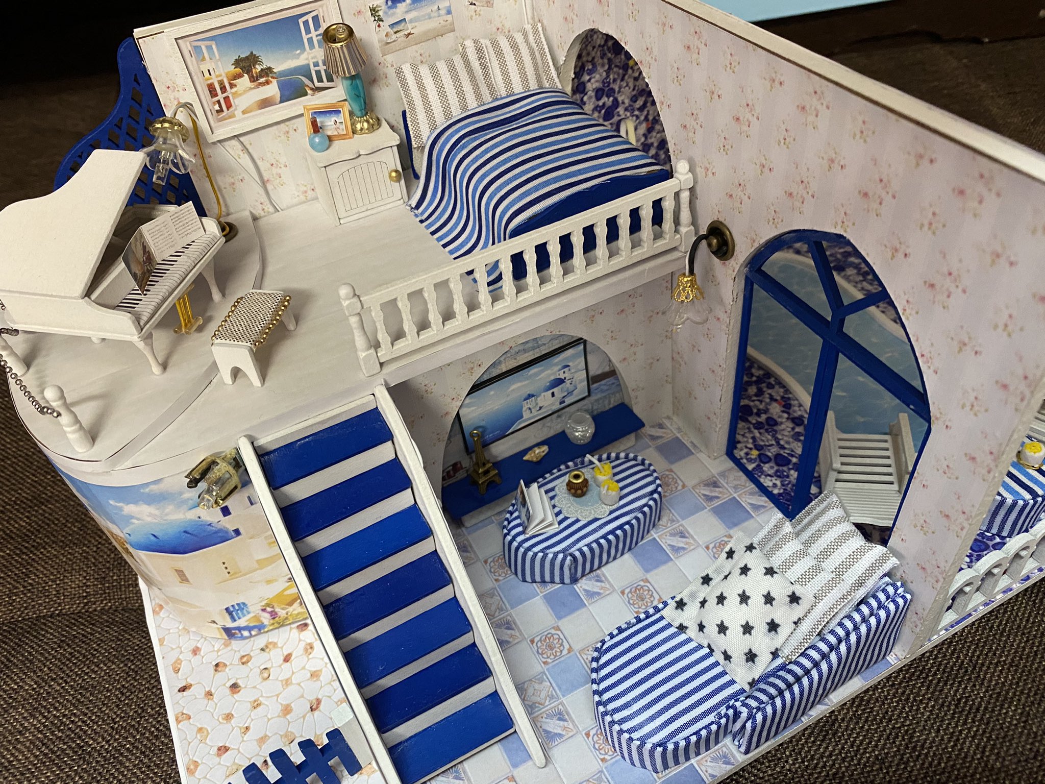 えんじぇる ミニチュアドールハウスにハマり中 第三軒目 途中経過 ギリシャ エーゲ海 の サントリーニ島 のおしゃれホテル風の建物 プール付きホテル インテリア ミニチュア ミニチュアドールハウス 建築 かわいい グランドピアノ ダブル