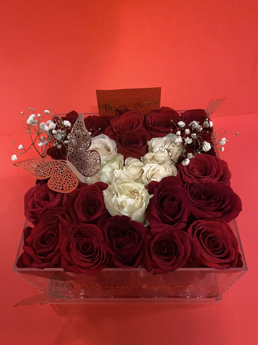 25 Rose Sweetheart Box ✨ 
heart in ivory in the middle.