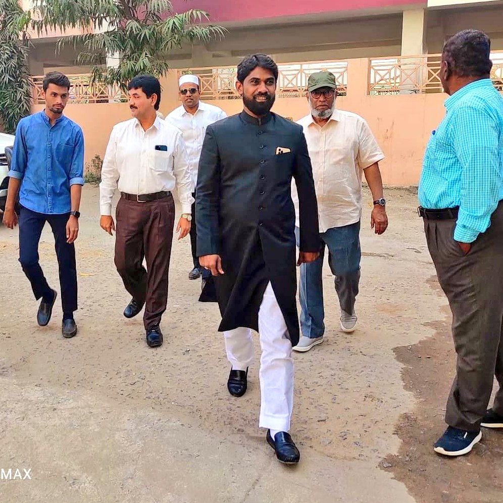 MohdRashedFaraz's tweet photo. #72nd #HappyRepublicDay2021
AIMIM Shaikpet Corporator @MohdRashedFaraz Sahab Along With @aimim_national Sr .Leader Janab Mohd #Rahmatullah Tayyab Sb #72ndRepublicDay Flag Hosting At #Al_Hamra Colony & Samatha Colony Under Shaikpet Division. With AIMIM Primary Unit Presidents . https://t.co/cOuBOrR1Nb