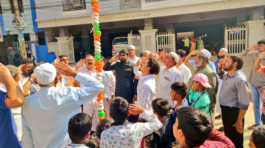 MohdRashedFaraz's tweet photo. #72nd #HappyRepublicDay2021
AIMIM Shaikpet Corporator @MohdRashedFaraz Sahab Along With @aimim_national Sr .Leader Janab Mohd #Rahmatullah Tayyab Sb #72ndRepublicDay Flag Hosting At #Al_Hamra Colony & Samatha Colony Under Shaikpet Division. With AIMIM Primary Unit Presidents . https://t.co/cOuBOrR1Nb