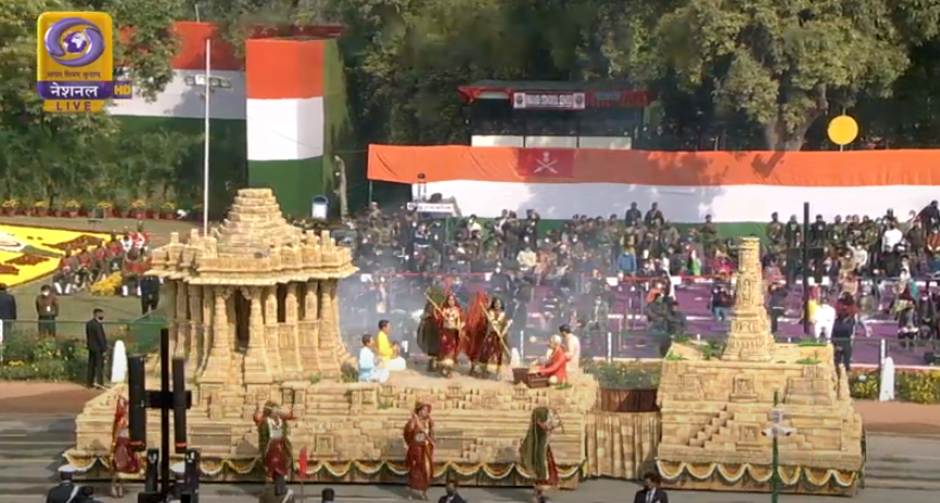 NewsMobileIndia's tweet photo. #RepublicDay: A replica of the Sun Temple at #Modhera displayed on the #Gujarat tableau
The tableau depicts the #Sabhamandap, part of the Sun Temple. It’s 52 pillars denote 52 weeks of a Solar year.
#RepublicDay #RepublicDayParade #HappyRepublicDay https://t.co/kgRNYQ2acv