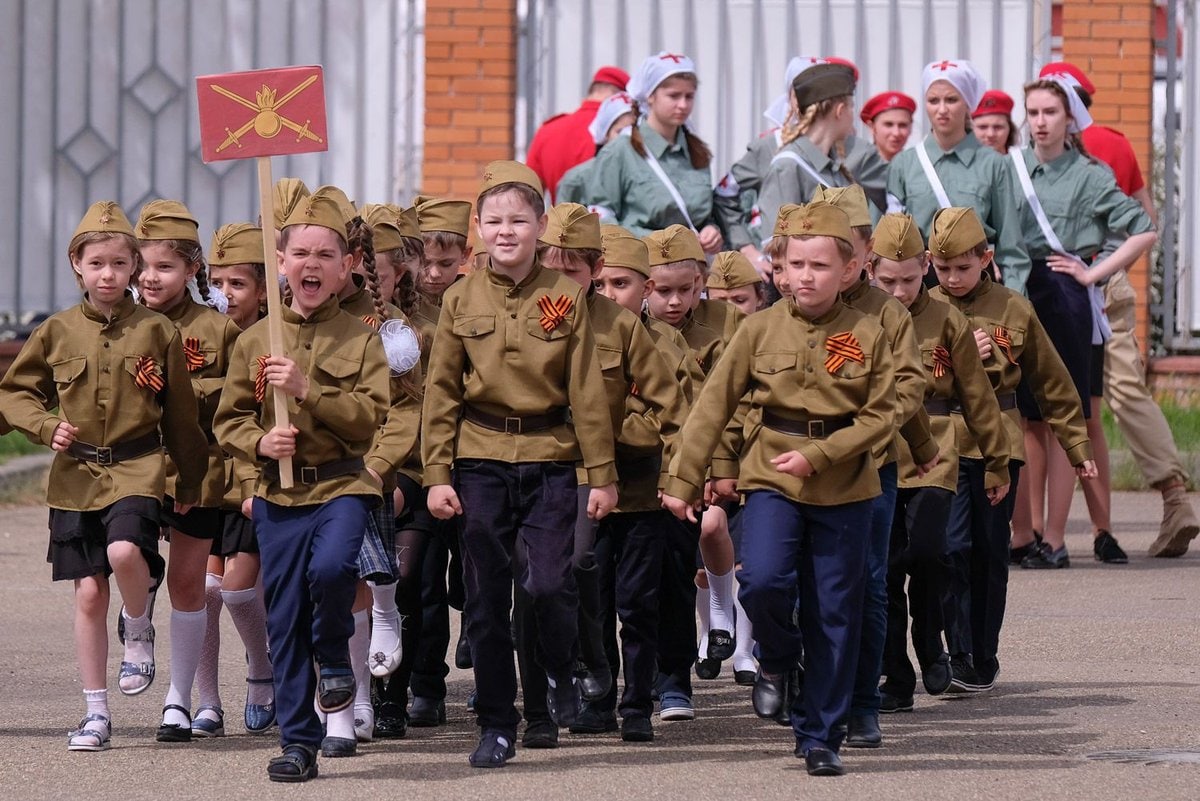 Можно выходить в мае. Дети на параде. Дети в военной форме. Малыш в военной форме. Дети на параде 9 мая.