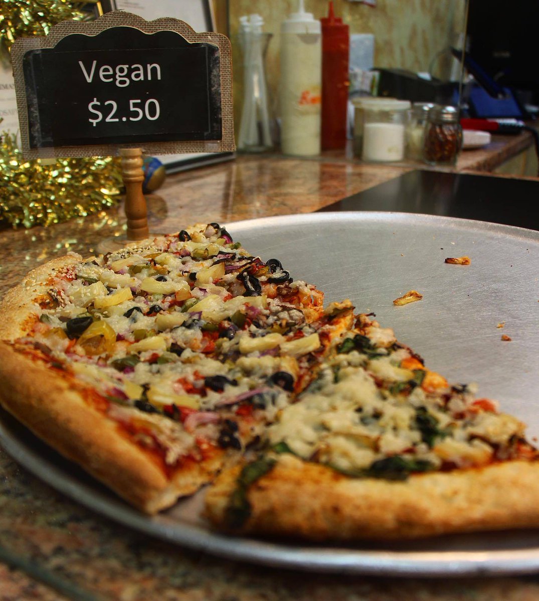 solyspizza's tweet photo. Delicious 🌱vegan pizza shouldn’t have to cost a fortune. For just $2.50 a slice, savor the taste of plant-based cheesy goodness without spending away your savings.
#sundaysavings #solyspizza #weekendvibes #cheapeats #cheapvegan #cheapveganeats #glutenfreeoptions https://t.co/uop1mu73RZ