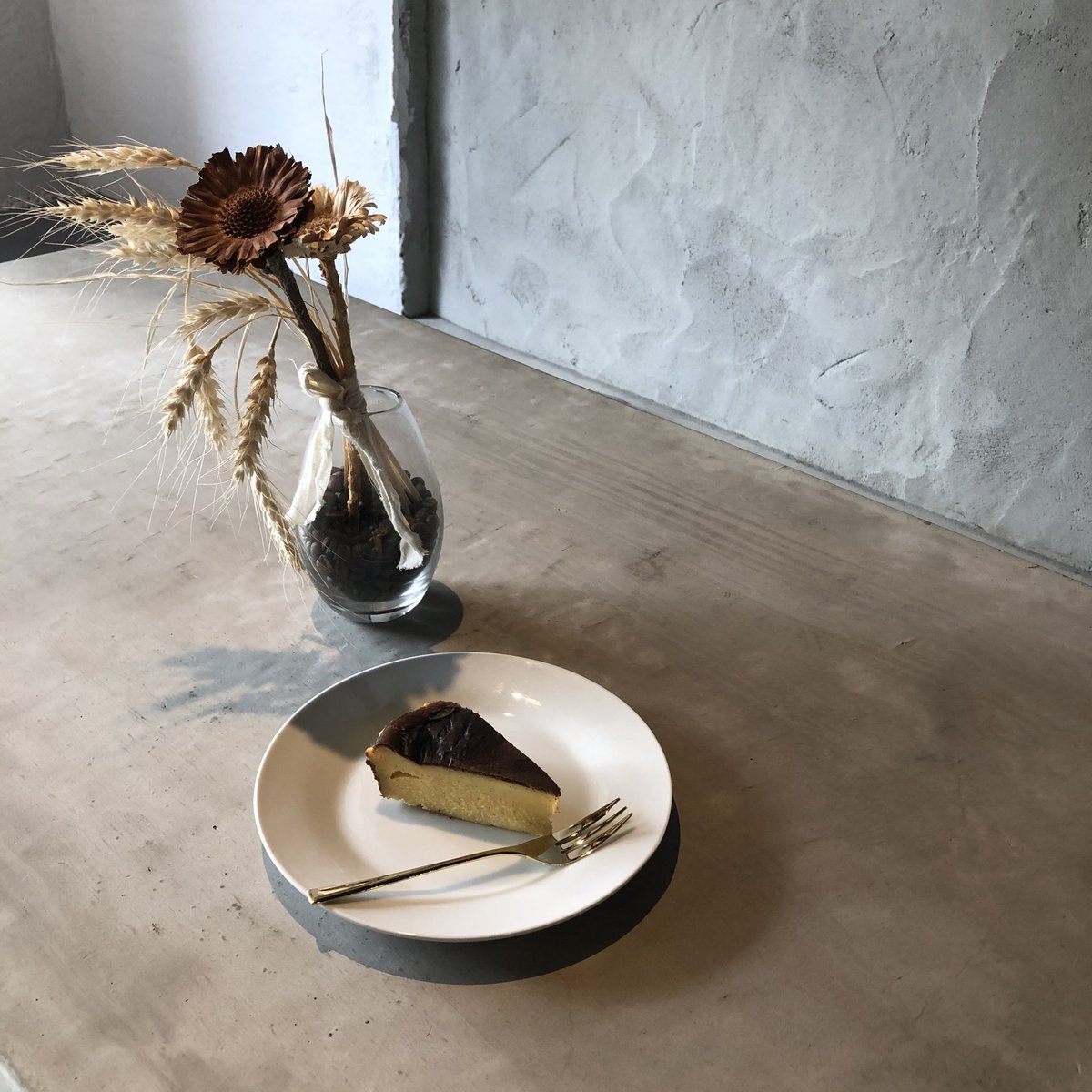 intocoffeestand's tweet photo. こんにちは♪

本日もケーキ4種ご準備して
お待ちしております🍰

写真は濃厚な味が人気の
バスクチーズケーキです✨ https://t.co/fhKS2YpNOK