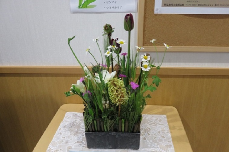 駒込地域文化創造館 展示情報 今週の花芳会さんの作品です 花材 クロッカス チューリップ なでしこ 麦 フリージア グレビレア スパイダーマン ゼンマイ マトリカリア 一足早く春のお花が届きました フラワーアレンジメント 駒込 豊島区