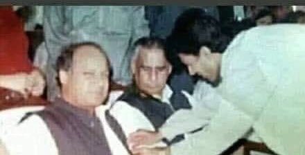 SociaUmer's tweet photo. نواز شریف کا رومال ٹھیک کرنے کو اعزاز سمجھنے والا
 آج کہتا ہے نواز شریف کرپٹ ہے https://t.co/fvbdFSJjbG https://t.co/D8wip2DEgB