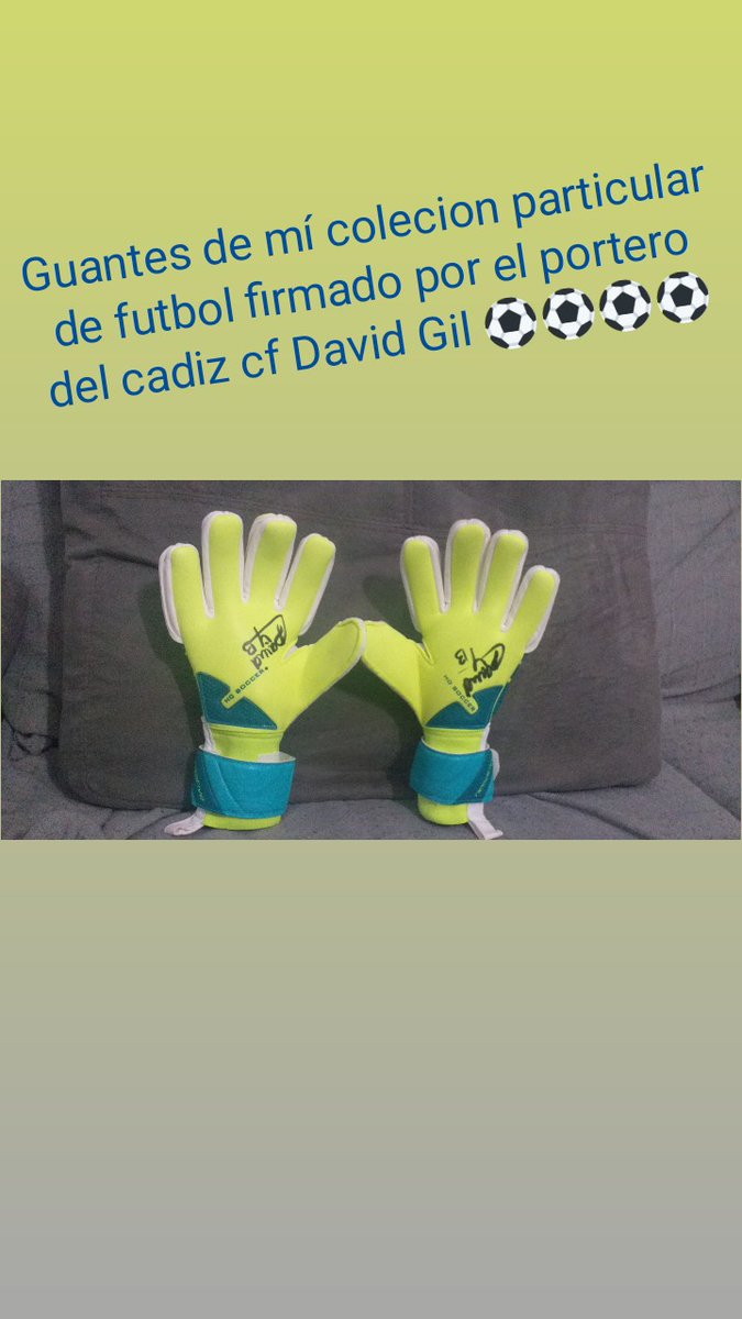 ElCamiseta's tweet photo. Guantes de mi colecion particular de futbol firmado po David Gil portero del cadiz cf 💛💙⚽️⚽️⚽️⚽️ https://t.co/tiXJHuEia1
