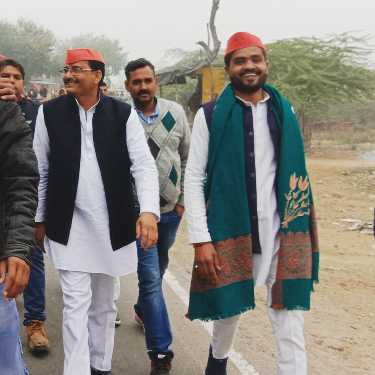 AnshulCharkhari's tweet image. आज 26 जनवरी को विशाल किसान ट्रैक्टर रैली स्थान  टॉकीज चौराहे से तहसील  में एसडीएम को ज्ञापन दीया अपनी मांगों को किसानों के सम्मान में समर्थन में रैली निकाली 
कप्तान सिंह राजपूत पूर्व विधायक चरखारी जी के नेतृत्व