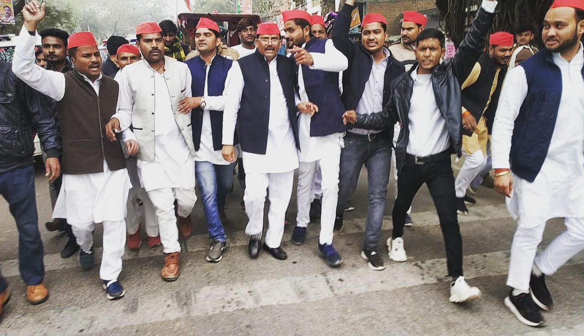 AnshulCharkhari's tweet image. आज 26 जनवरी को विशाल किसान ट्रैक्टर रैली स्थान  टॉकीज चौराहे से तहसील  में एसडीएम को ज्ञापन दीया अपनी मांगों को किसानों के सम्मान में समर्थन में रैली निकाली 
कप्तान सिंह राजपूत पूर्व विधायक चरखारी जी के नेतृत्व