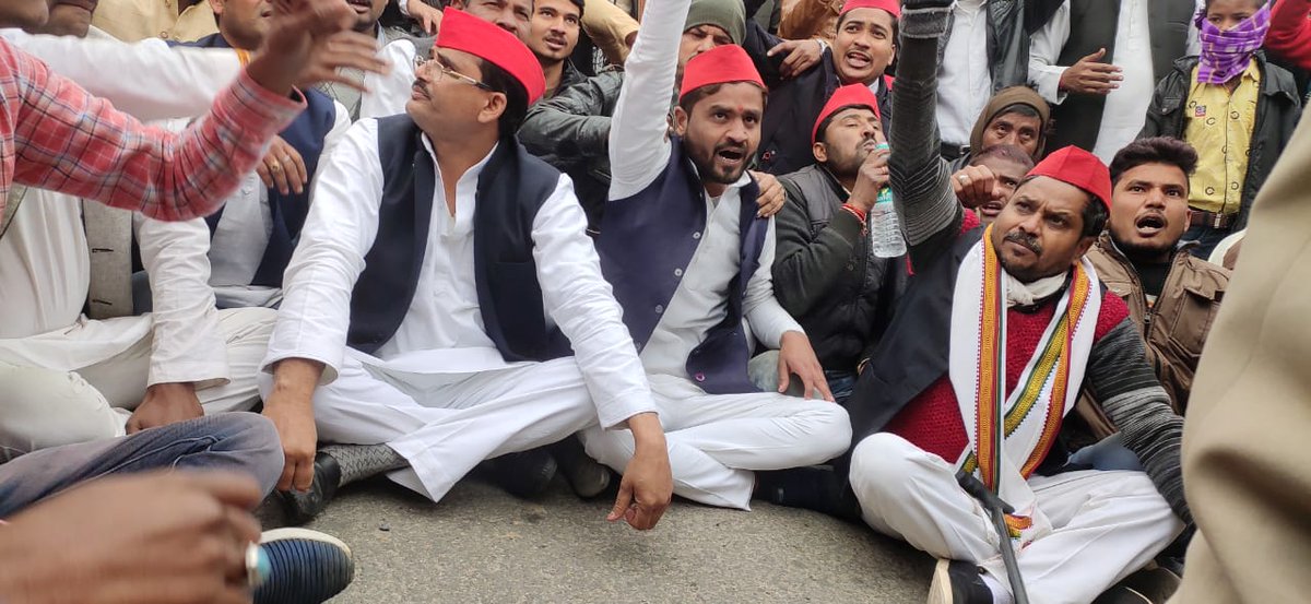 AnshulCharkhari's tweet image. आज 26 जनवरी को विशाल किसान ट्रैक्टर रैली स्थान  टॉकीज चौराहे से तहसील  में एसडीएम को ज्ञापन दीया अपनी मांगों को किसानों के सम्मान में समर्थन में रैली निकाली 
कप्तान सिंह राजपूत पूर्व विधायक चरखारी जी के नेतृत्व