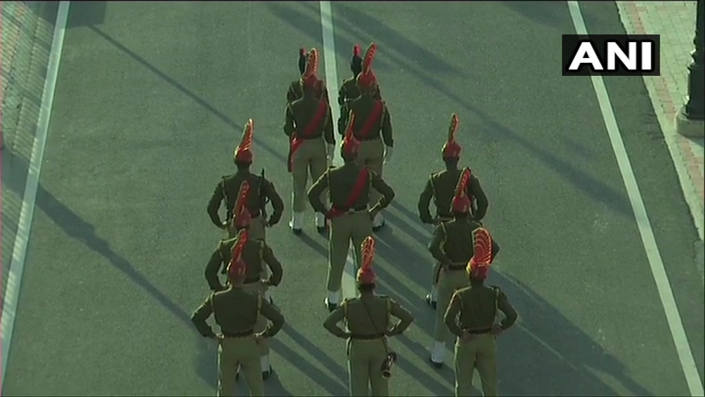 ANI's tweet photo. More visuals of Beating Retreat ceremony at the Attari-Wagah border on #RepublicDay. https://t.co/xcZx95Gi1Z