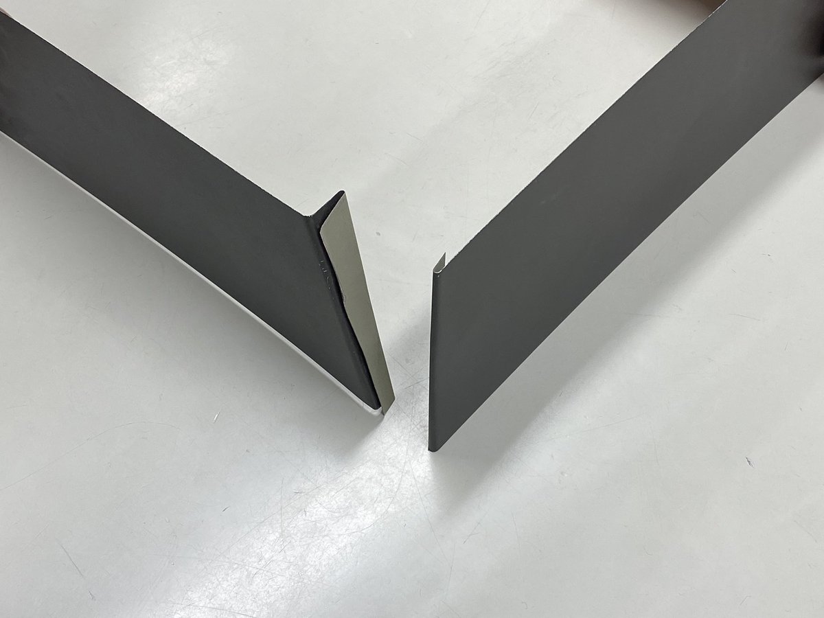 Ha Ru Design 建築トラベラー ガルバリウム外壁の出隅役物なしの納め方 板金 屋さんがサンプル持ってきてくれました この裏に捨て板金をします 役物なしだと外壁のコーナーがスッキリするのでおすすめです Ha Ru Design 建築トラベラー ガルバリウム外壁の出隅役物なしの納め方 板金 屋さんがサンプル持ってきてくれました この裏に捨て板金をします 役物なしだと外壁のコーナーがスッキリするのでおすすめです