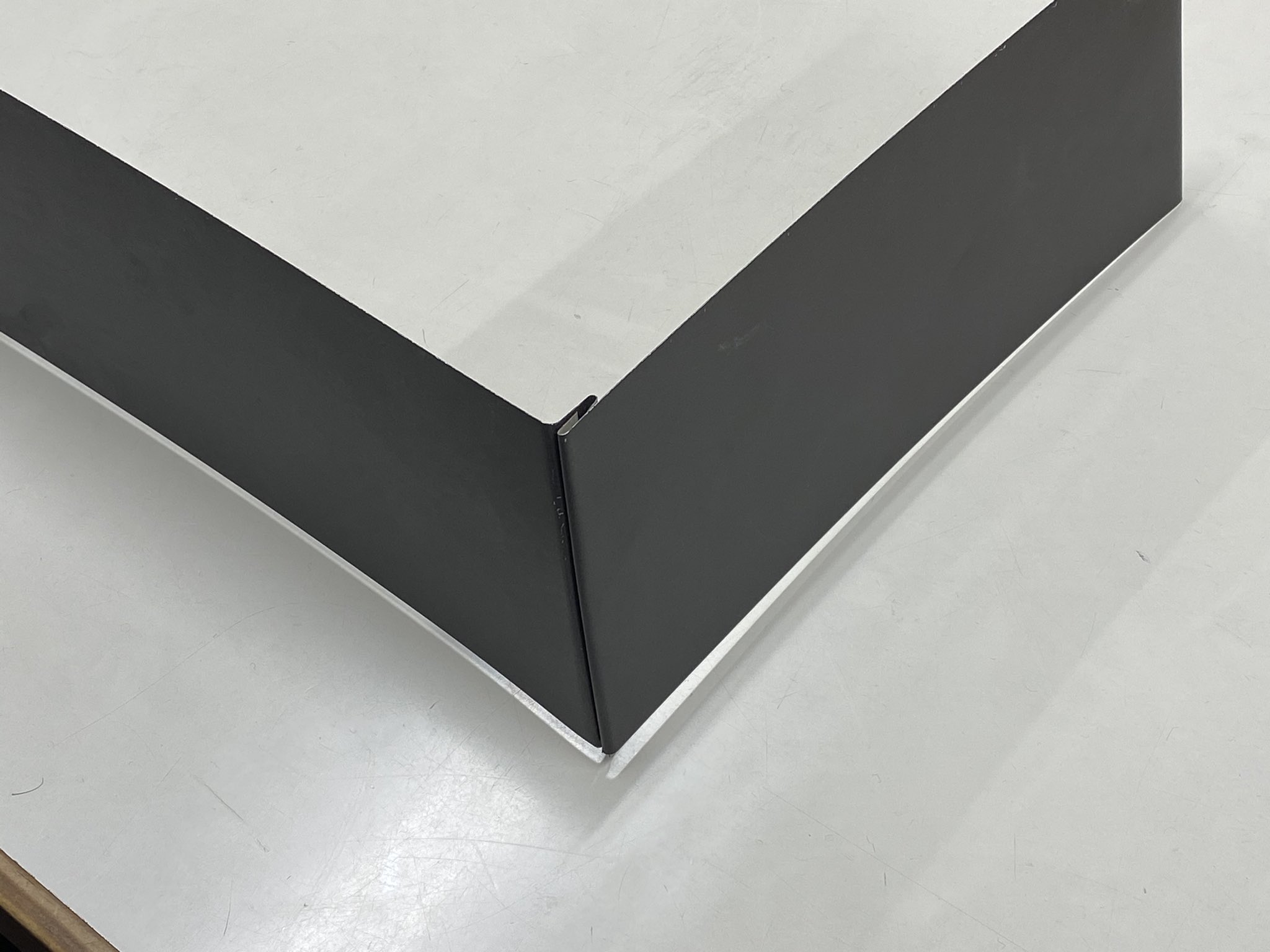 Uzivatel Ha Ru Design 建築トラベラー Na Twitteru ガルバリウム外壁の出隅役物なしの納め方 板金 屋さんがサンプル持ってきてくれました この裏に捨て板金をします 役物なしだと外壁のコーナーがスッキリするのでおすすめです T Co Junwxux8ni Twitter