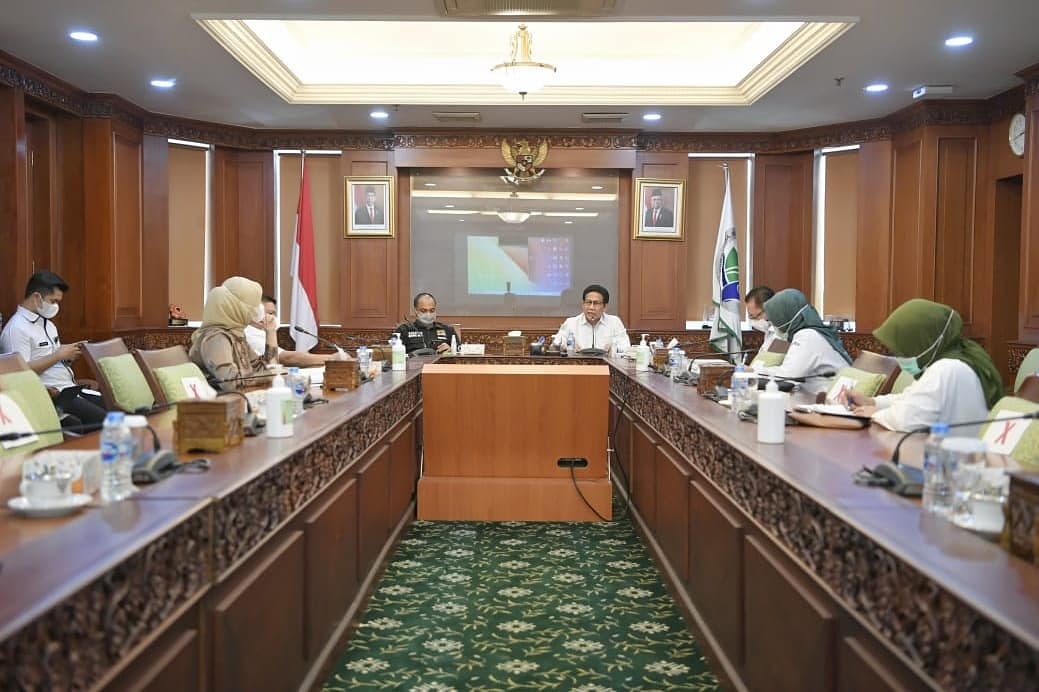 Menerima kunjungan Senator DPD Komite 1, kita membahas tentang prioritas penggunaan Dana Desa tahun 2021 yg mangacu pd SDGs Desa. Saya sampaikn bahwa pembangunan desa kuncinya ada pd data mikro, kita tdak mungkin mengambil kebijakan yg tepat kalau tidak didasarkan pada data mikro