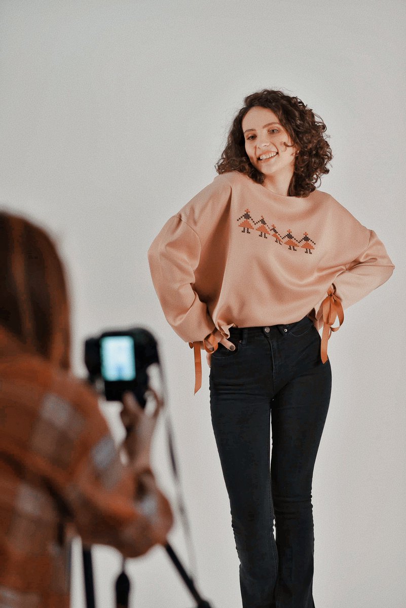 ChiritaLaura's tweet photo. (Part 3)
Soooo, I took advantage of the free time and looked up online photography classes. Also a government grant came along and I was able to get some equipment I needed.
And last weekend I gathered my courage and a photographer friend to assist me, and I shot my first pieces! https://t.co/187iQkVw4k