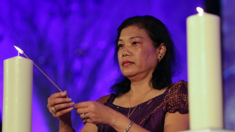 5/ The need for such humanity & courage continues today. So tomorrow please: - join the online  @HMD_UK ceremony at 7pm UK time, (my wife happens to be among the survivors appearing)- and then light a candle at 8pm and consider what each of us can do to  #LightTheDarkness  