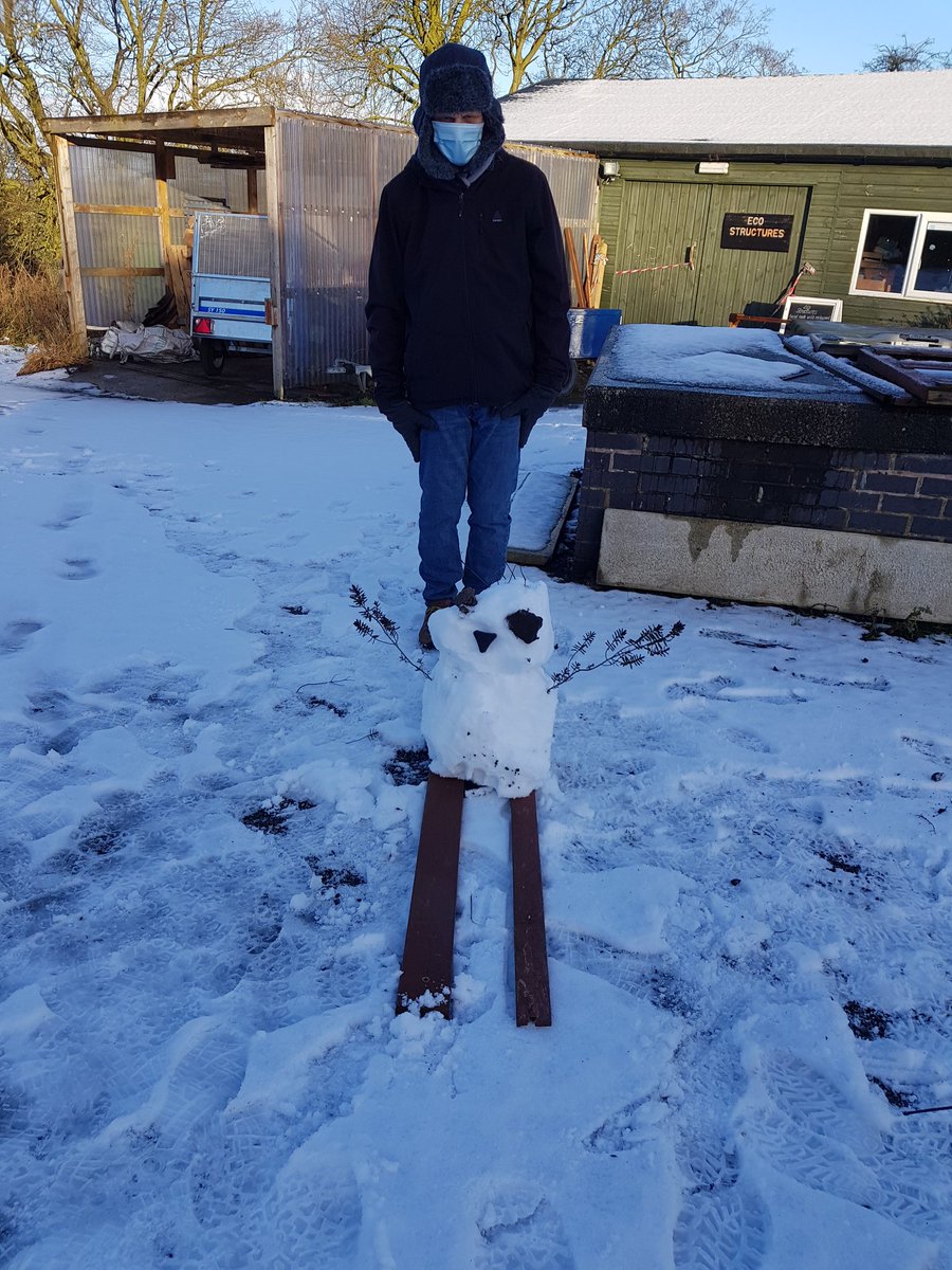 Duckers1964's tweet photo. Hi everyone snowman on skies #teamduckers https://t.co/pnWu04GM4C