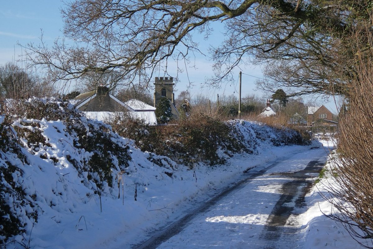 PeteHarris100's tweet photo. Walking around the local area yesterday and enjoying the snow! #handsacre #mavesyn @EnjoyStaffs https://t.co/PiwdQDodY4
