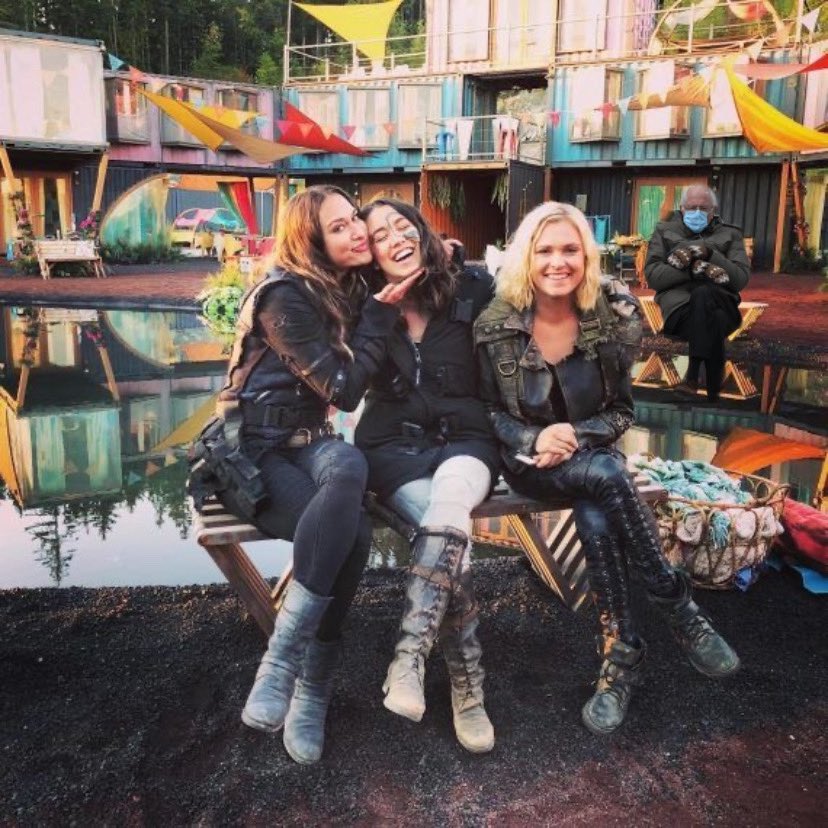 100itaThe's tweet photo. Barnie ma che ci fai lì? #the100 @MisElizaJane @tasyateles @LuisadOliveira https://t.co/Iw5VdldVZQ