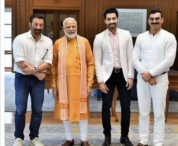 Siddharth Setia on Twitter: "Pic 1: Deep Sidhu hoisted the religious flag  at Red fort. Pic 2: Deep Sidhu affiliated with BJP with PM Narendra Modi  and BJP MP Sunny Deol Was