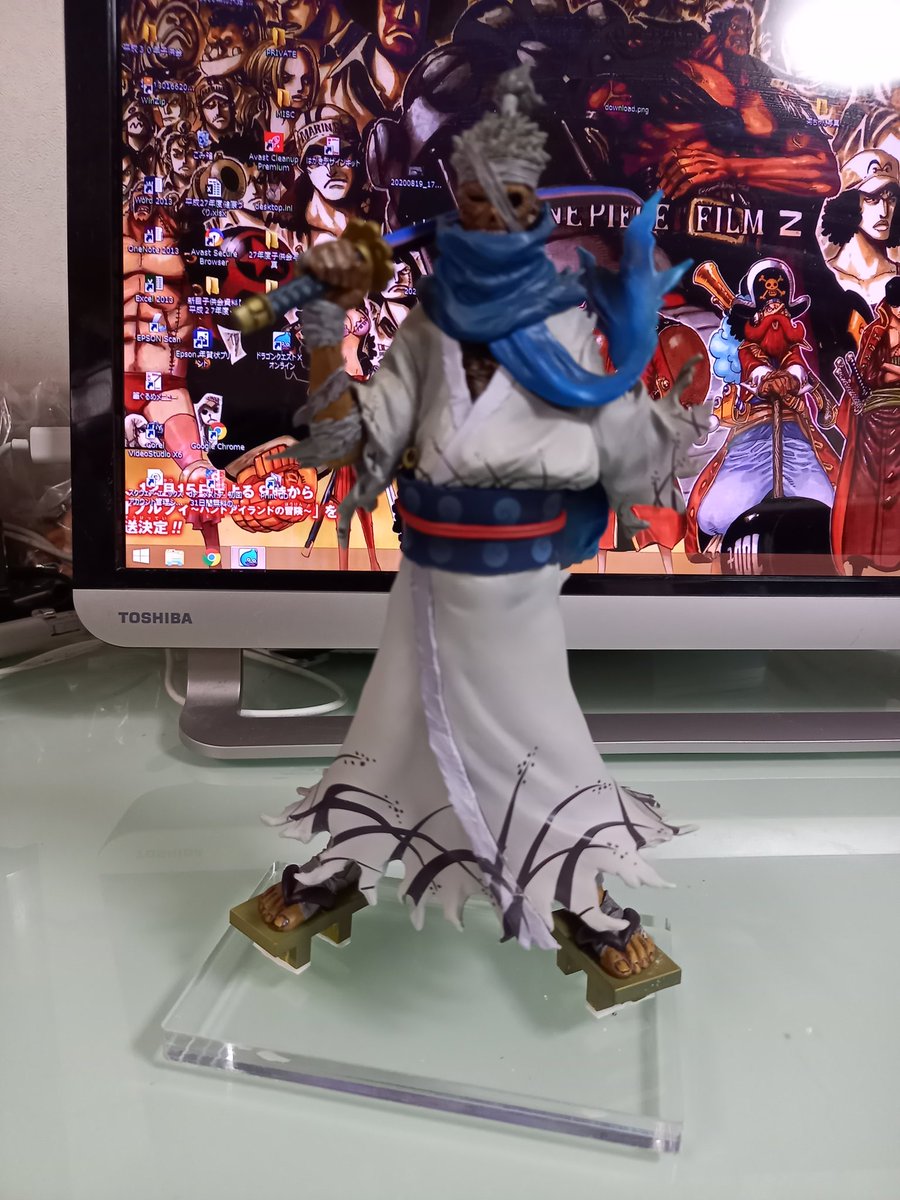 ヒロ31 ワンピースフィギュアを投稿しよう 一番くじのリューマの台座をアクリルに変更した 純正の台座を外すのに２時間掛かった そしてこちらも台座が安定していなかったワンピースマガジン表紙フィギュア こちらも綺麗に収まりました