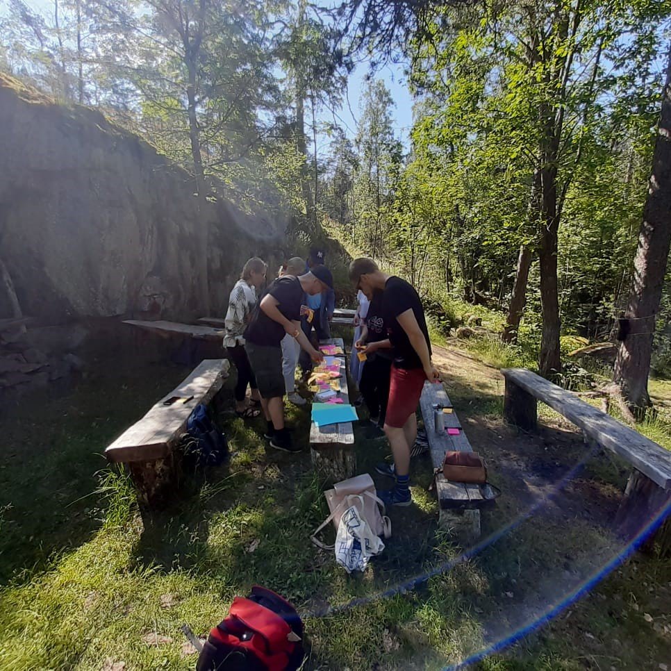 SToimintakeskus's tweet photo. Nuoret saivat valtaa ja vastuuta, kun valmentajat luopuivat vahvasta roolistaan – Sovinnon pajalla vahvistetaan moninäkökulmaisuutta ja uusia rooleja yhteiskehittämisen avulla. Lue koko @AVItwiittaa julkaisema juttu linkistä: https://t.co/LsIGV4m4uv #cocreation #nuortentyöpaja https://t.co/fSmPSGAfg5