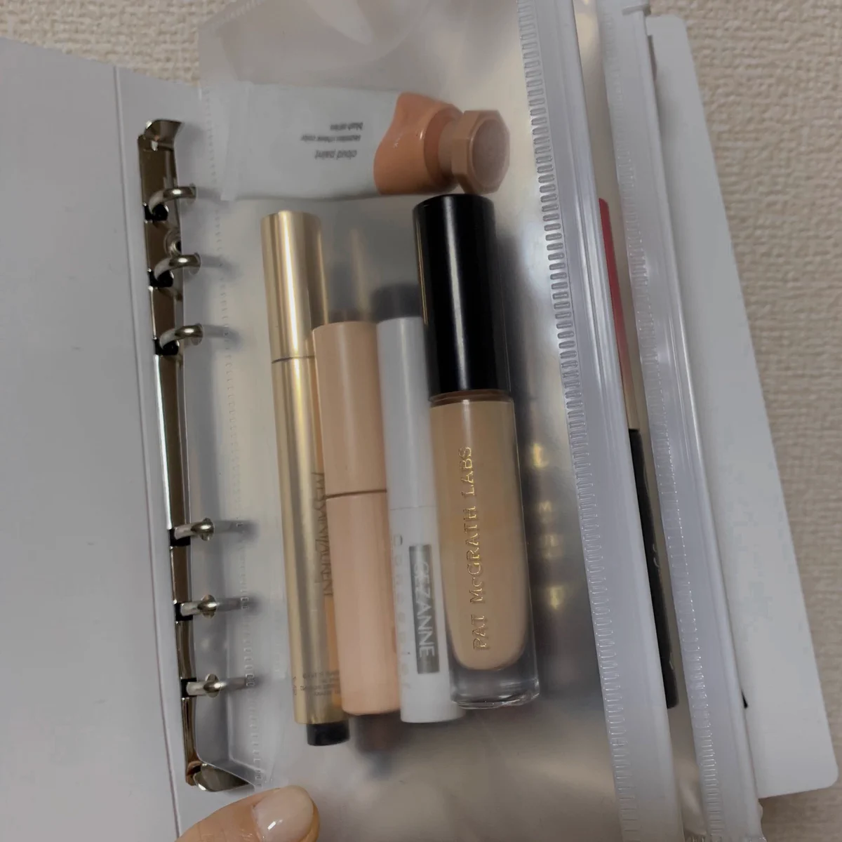VOGUEのYouTubeで発見！アイライナーなどペン型のコスメをバインダーで挟むと使い勝手がいい！