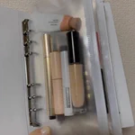 VOGUEのYouTubeで発見!アイライナーなどペン型のコスメをバインダーで挟むと使い勝手がいい!