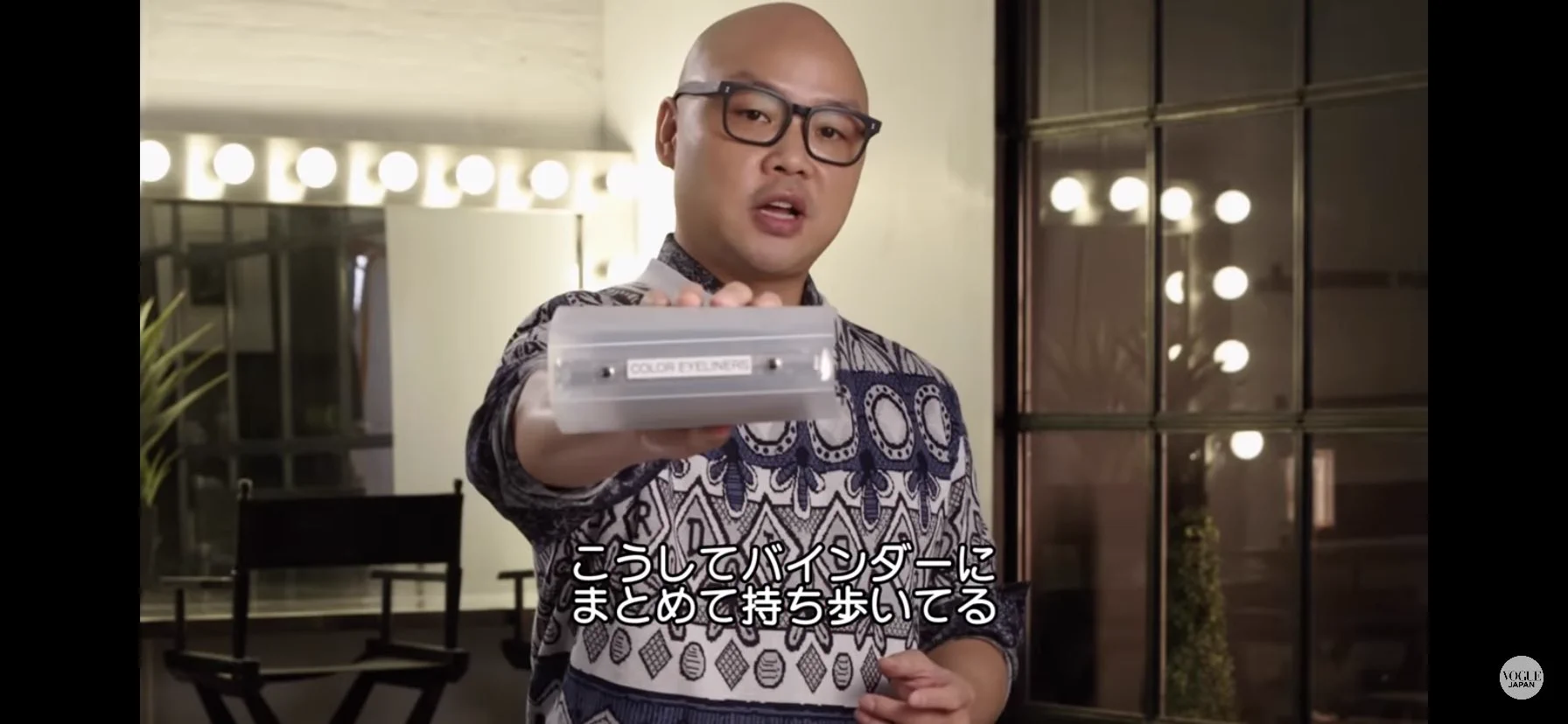 VOGUEのYouTubeで発見！アイライナーなどペン型のコスメをバインダーで挟むと使い勝手がいい！