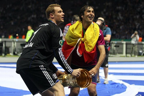 Raúl González : "Neuer is very, very good. I didn't know much about him before i joined Schalke but he's incredible. You should see him in training – his saves, throwing a ball half the length of the pitch, everything. He might even be more complete than Iker Casillas."