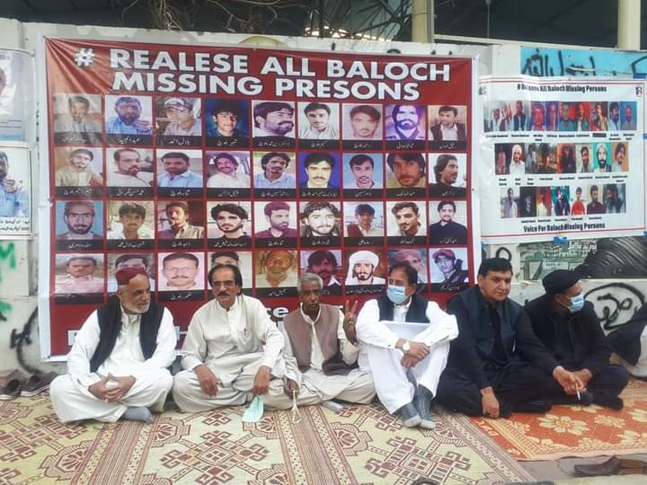 VBMP5's tweet photo. لاپتہ افراد کی بازیابی کے لیے وائس فار بلوچ مسنگ پرسنز کے احتجاجی کیمپ کراچی پریس کلب کے سامنے 4203 واں روز بھی جاری i
#لاپتہ_افراد_کو_بازیاب_کیا_جائے
#جبری_گمشدگیوں_کو_جرم_قرار_دیا_جائے https://t.co/nsL5aT4Gyg
