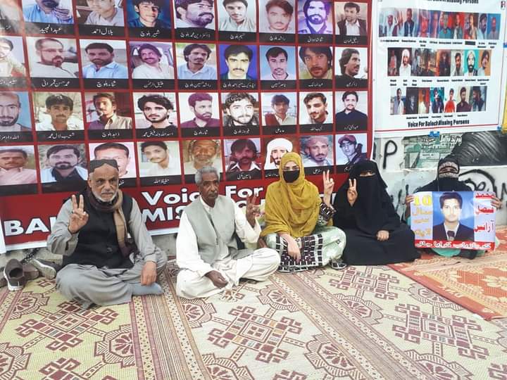 VBMP5's tweet photo. لاپتہ افراد کی بازیابی کے لیے وائس فار بلوچ مسنگ پرسنز کے احتجاجی کیمپ کراچی پریس کلب کے سامنے 4203 واں روز بھی جاری i
#لاپتہ_افراد_کو_بازیاب_کیا_جائے
#جبری_گمشدگیوں_کو_جرم_قرار_دیا_جائے https://t.co/nsL5aT4Gyg