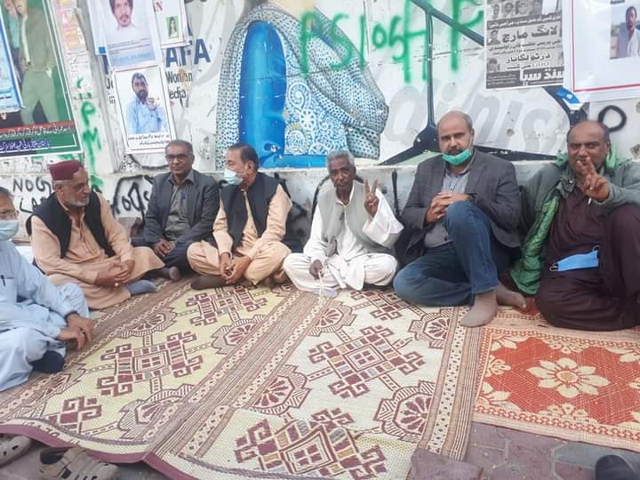 VBMP5's tweet photo. لاپتہ افراد کی بازیابی کے لیے وائس فار بلوچ مسنگ پرسنز کے احتجاجی کیمپ کراچی پریس کلب کے سامنے 4203 واں روز بھی جاری i
#لاپتہ_افراد_کو_بازیاب_کیا_جائے
#جبری_گمشدگیوں_کو_جرم_قرار_دیا_جائے https://t.co/nsL5aT4Gyg