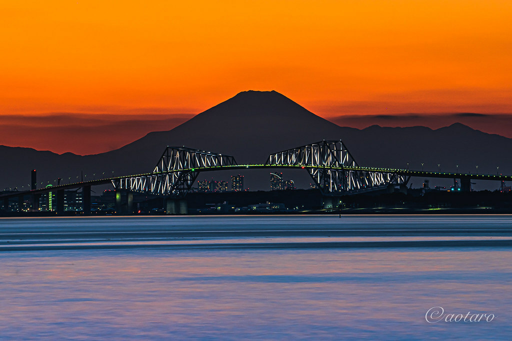 aotaro_aotaro's tweet photo. Mount Fuji over Tokyo gatebridge, my new picture on #Flickr https://t.co/LTYBhseMFZ #Photography #tokyocameraclub #NationalGeographic #YourShot https://t.co/u1M7cz2xCC