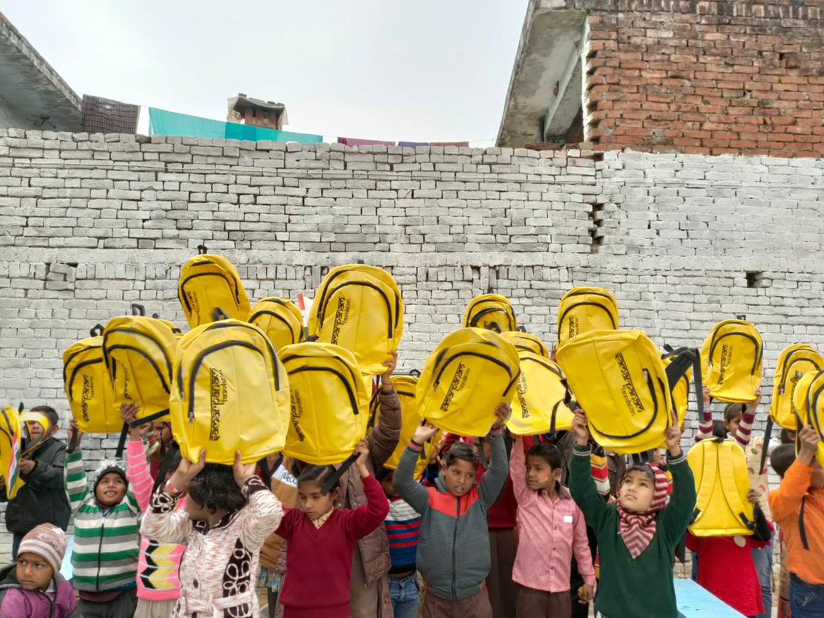 BansaLibrary's tweet photo. Today, on the ocassion of #RepublicDay @SamarpanamIND distributed School Bags &amp; stationary to our children members who are coming to Library regularly for the past two months. We thank @ModifiedPiyush Sir   for helping us in motivating children from nearby villages to visit us. https://t.co/3ncU7PqFqO